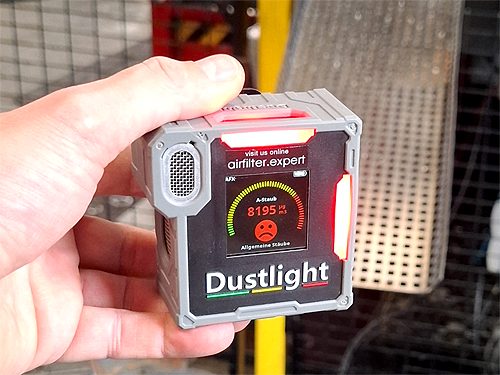 Dustlight Luftreinheit- & Filterüberwachung AGW TRGS900 Arbeitsplatzgrenzwert überwachen Aerosolmessung am Arbeitsplatz Feinstaub Ölnebel Messen Erfassen Dustlight Latai Feinstaubampel Partikel Konzentration Schwebstoffpartikel Luftreinheit Luftqualität in Echtzeit überwachen am Arbeitsplatz Zerspannung Fertigung Betrieb