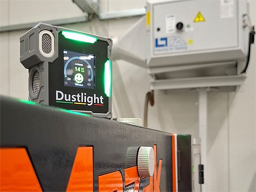 Dustlight Feinstaubampel Echtzeit Feinstaubmessung am Arbeitsplatz Feinstaub Schweißrauch Dieselruss messen Holzstaub überwachen Echtzeit Messung Latai personengetragen SIFA Schreinerei Schreiner Tischler Werkstatt Industrie Ampelsystem Photometrisch Aerosol- und Staubbelastungen